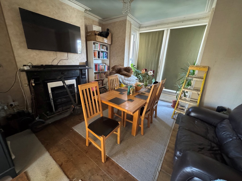 Lot: 184 - DOUBLE-FRONTED HOUSE IN NEED OF FURTHER IMPROVEMENT - Reception room 2